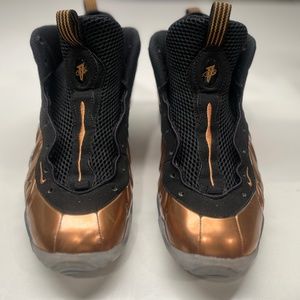 Nike Air Foamposite One Copper (2017) (GS) comes with new black laces